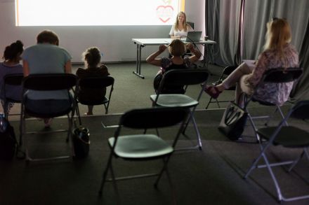 Prowadząca warsztaty przedstawia uczestnikom prezentację multimedialną.