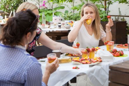 Kobiety piją koktajl.