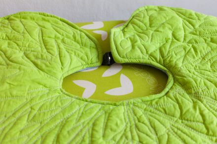 Peleryna obciążeniowa leży na stole.