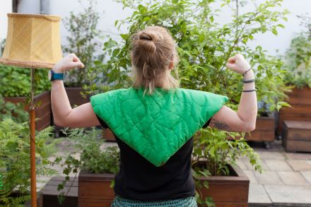 Kobieta prezentuje uszytą przez siebie pelerynę obciążeniową.