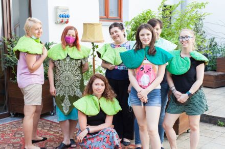 Uczestniczki warsztatów stoją na patio Warsztatów Kultury w uszytych przez siebie pelerynach obciążeniowych.