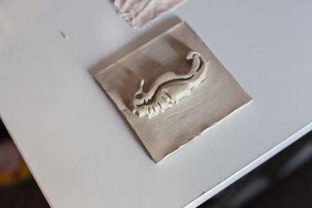 Gotowa praca: konik morski z gliny na glinianej podkładce.