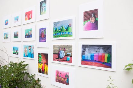 Ściana z obrazkami z wystawy.