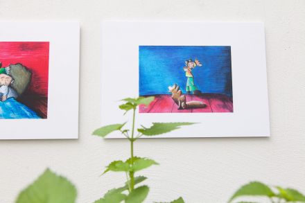 Zbliżenie na obraz przestawiający chłopca i psa.