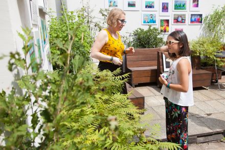 Ludzie oglądający wystawę.