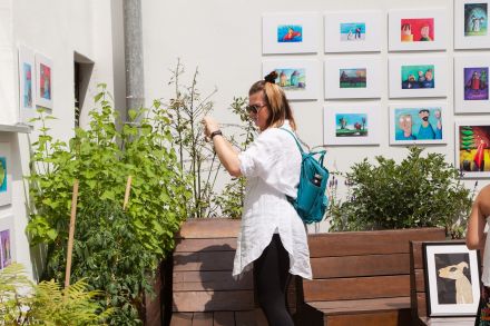 Kobieta robi zdjęcia wystawie.