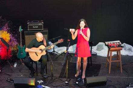 Zbliżenie na scenę Dorota Miśkiewicz śpiewa, a Marek Napiórkowski gra na gitarze.