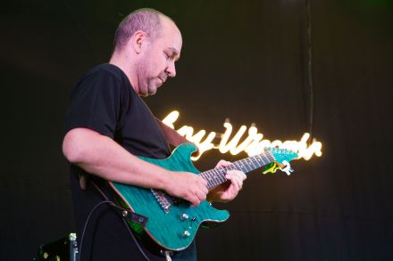 Zbliżenie na gitarzystę.