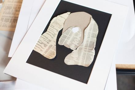 Obrazek wyklejanki psa z gazet.