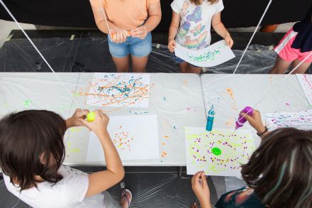 Dzieci robią mazaje na kartce.