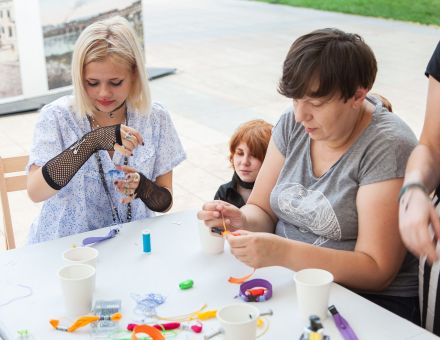Uczestniczki warsztatów przygotowują nici.