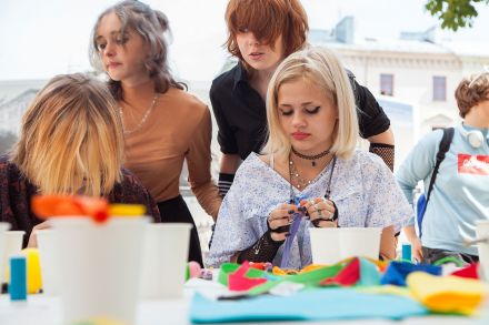 Zbliżenie na dziewczynę, która trzyma w ręce materiał.