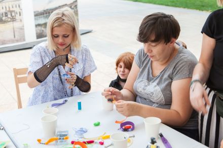 Uczestniczki warsztatów przygotowują nici.