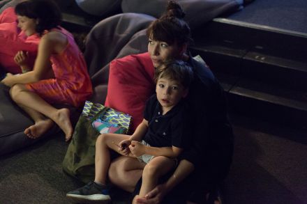 Zbliżenie na chłopca z mamą, którzy oglądają spektakl.