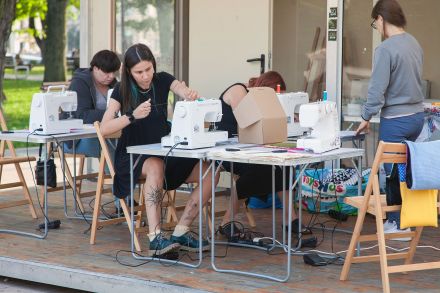 Panie szyjące na maszynach.