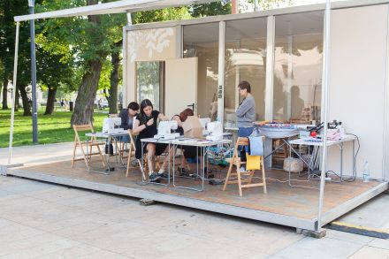 Zdjęcie z oddali. Wszystkie uczestniczki warsztatów podczas pracy.