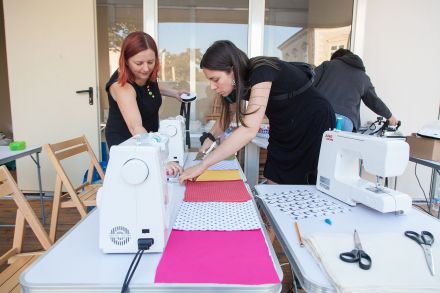 Pani przygotowuje swoją ścieżkę sensoryczną do zszycia jej na maszynie.