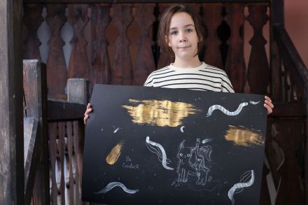 Dziewczynka prezentuje gotowy obrazek.