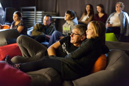 Widownia. Ludzie siedzą na workach do siedzenia.