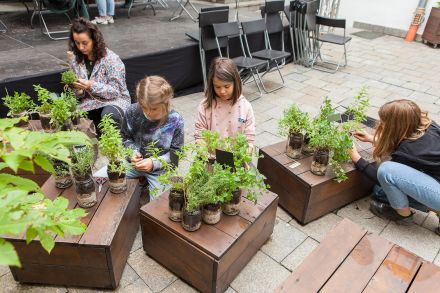 Dzieci przy swoich słojach z roślinami.
