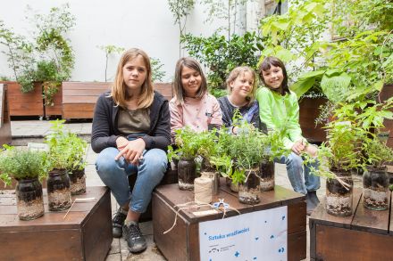 Uczestnicy warsztatów prezentujący swoje prace.