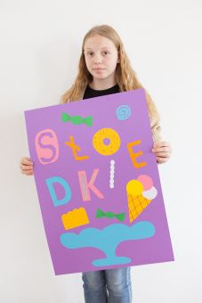 Dziewczyna pokazuje gotowy plakat z lodami.