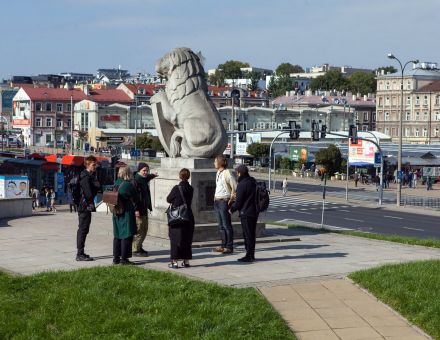 Uczestnicy warsztatów zgromadzeni pod pomnikiem "Symbolu Lwowa". Dookoła panorama Lublina.