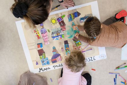 Plakat widziany z lotu ptaka.