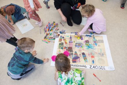 Dzieci dorysowują brakujące elementy do plakatu.