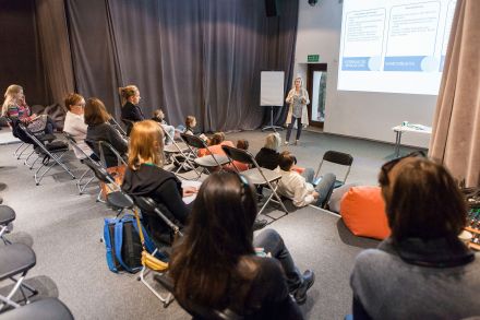 Uczestnicy spotkania tyłem.