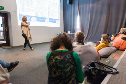 Prowadząca pokazuje uczestnikom prezentację.