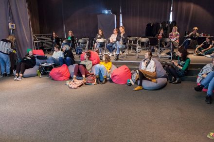 Uczestnicy spotkania sfotografowani z perspektywy sceny.