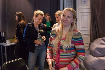 Zbliżenie na uśmiechającą się kobietę.