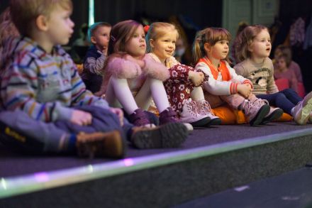 Zbliżenie na pierwszy rząd widowni.