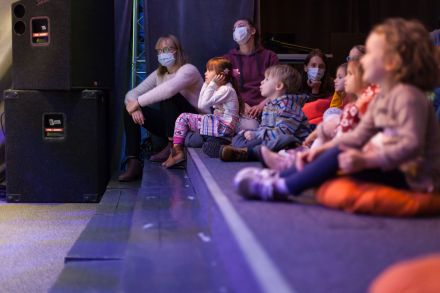 Dzieci i rodzice oglądający koncert.