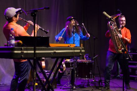 Trzej muzycy na scenie.