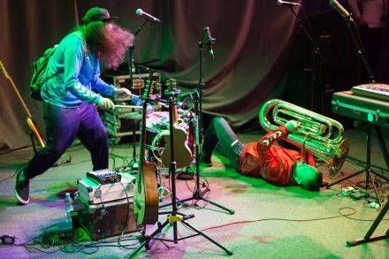 Scena. Jeden z muzyków gra na leżąco.