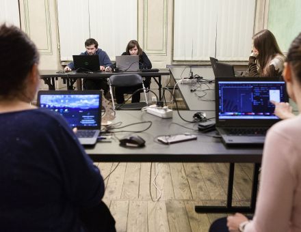 Uczestnicy warsztatów projektują swoje ozdoby świąteczne na komputerach.