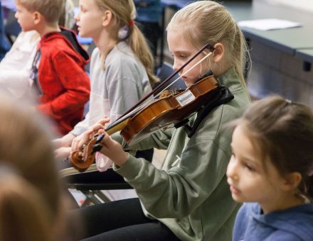 Dziewczynka gra na skrzypcach.