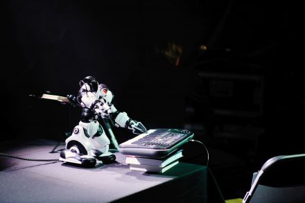 Robot gra na klawiszach.