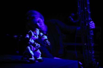 Robot i mężczyzna z saksofonem.