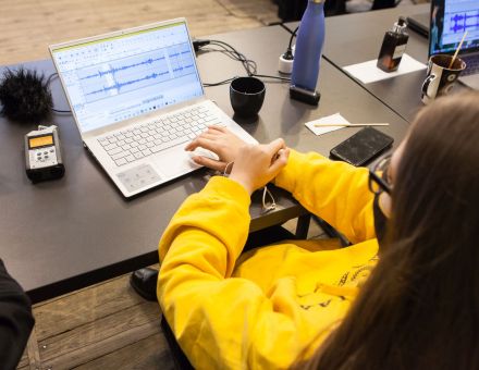 Ekran laptopa, na którym jest wyświetlony program zapisujący dźwięk.