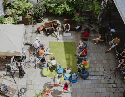 Zdjęcie z góry pokazujące uczestników warsztatów.