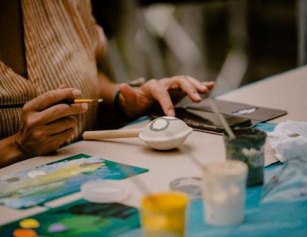 Kobieta rysuje obrazek na grzechotce.