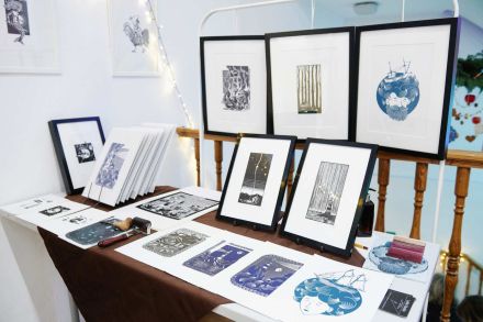 Stoisko z grafikami.