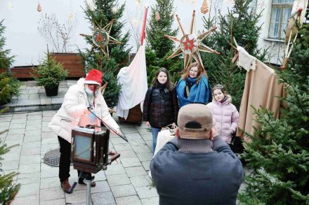 Roman Krawczenko robi zdjęcie aparatem sprzed stu lat grupie znajomych.