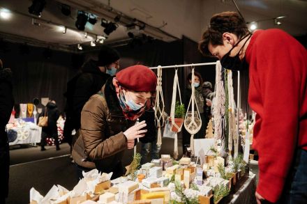 Stoisko z mydłami i makramą.