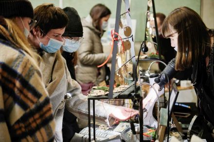 Kobiety oglądają biżuterię na jednym ze stoisk.