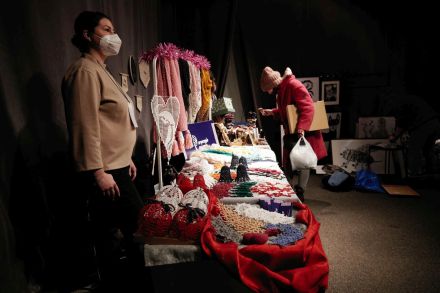 Stoisko z produktami robionymi na szydełku.