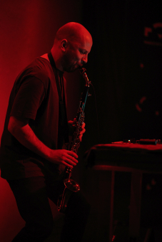 Wacław Zimpel gra na saksofonie.